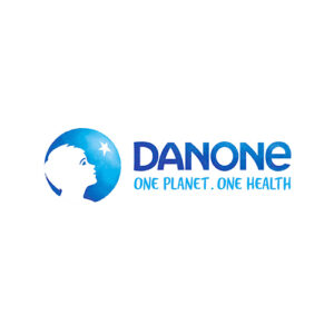 logotipo da empresa Danone. No lado esquerdo há o ícone de um menino olhando para uma estra, ao seu redor, um círculo azul. Ao lado, está escrito em azul: Danone, um planeta, uma saúde. Fim da descrição.