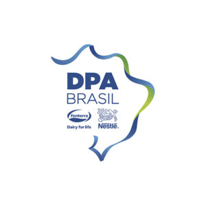 logotipo da empresa DPA Brasil. Há o contorno do mapa do Brasil em azul e verde e, dentro do mapa está escrito DPA Brasil, Fonterra, Dairy for life e Nestlé. Fim da descrição.