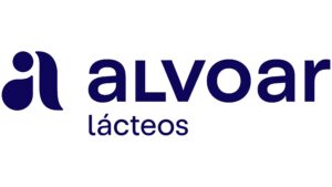 logotipo da empresa Alvoar lácteos. Do lado esquerdo há uma letra a, em um formato estilizado. Do lado direito, está escrito Alvoar lácteos em azul. Fim da descrição.
